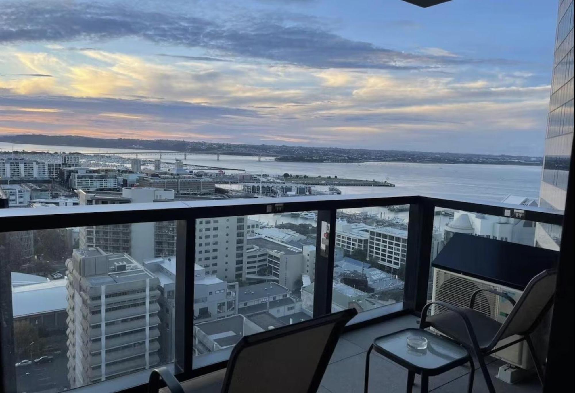 Magnificent Harbour View Skytower View Apartment In Cbd オークランド エクステリア 写真