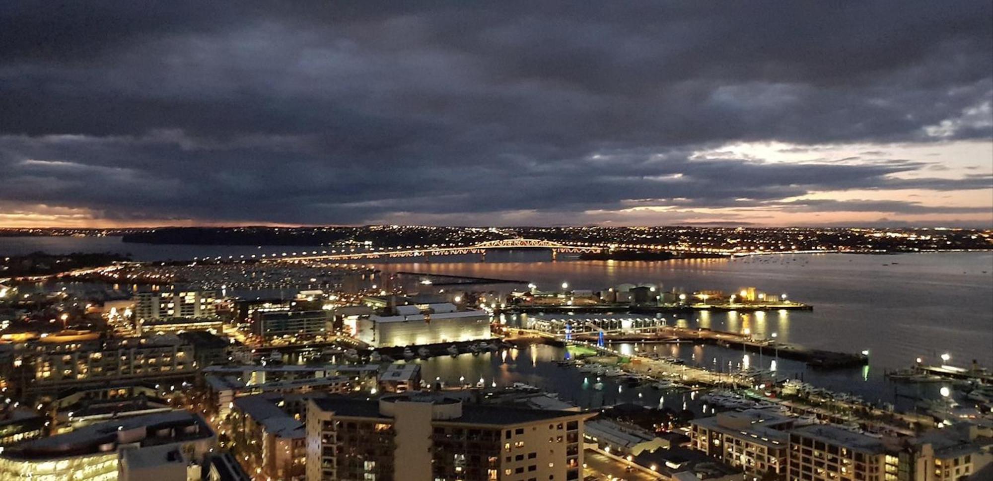 Magnificent Harbour View Skytower View Apartment In Cbd オークランド エクステリア 写真